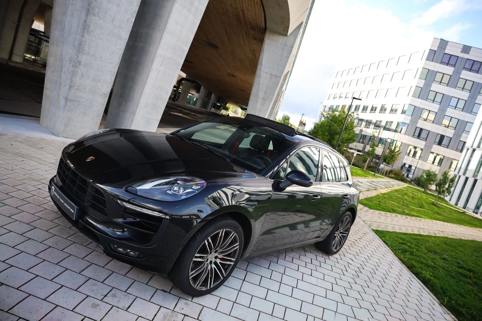 PORSCHE MACAN